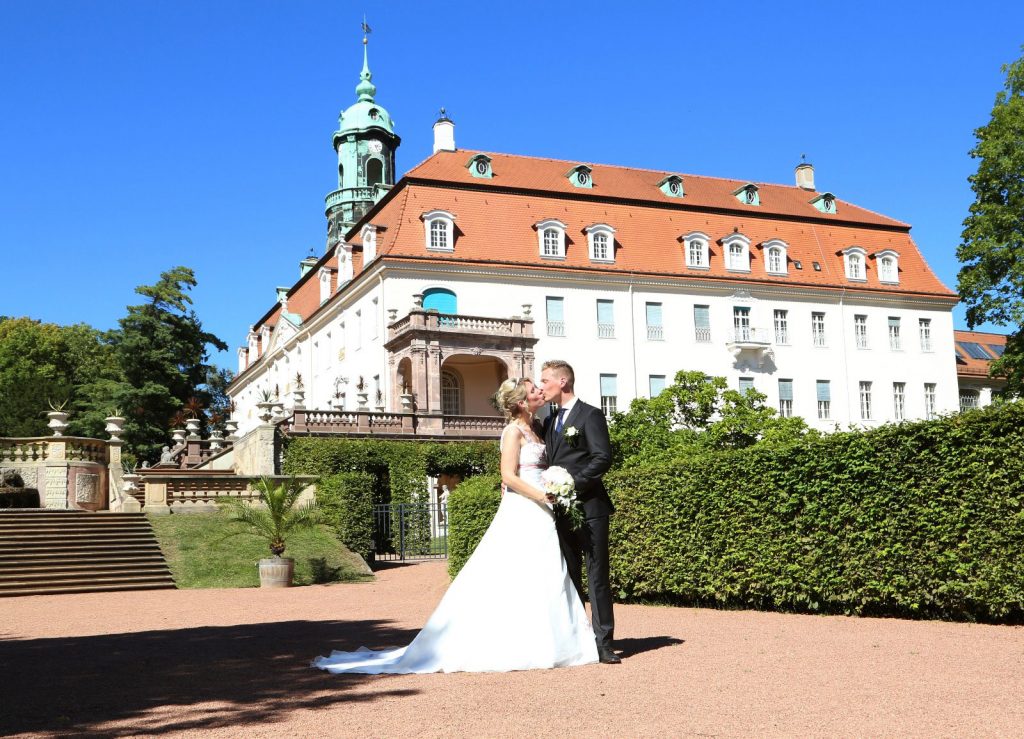 Brautpaar vor dem Schloss Lichtenwalde